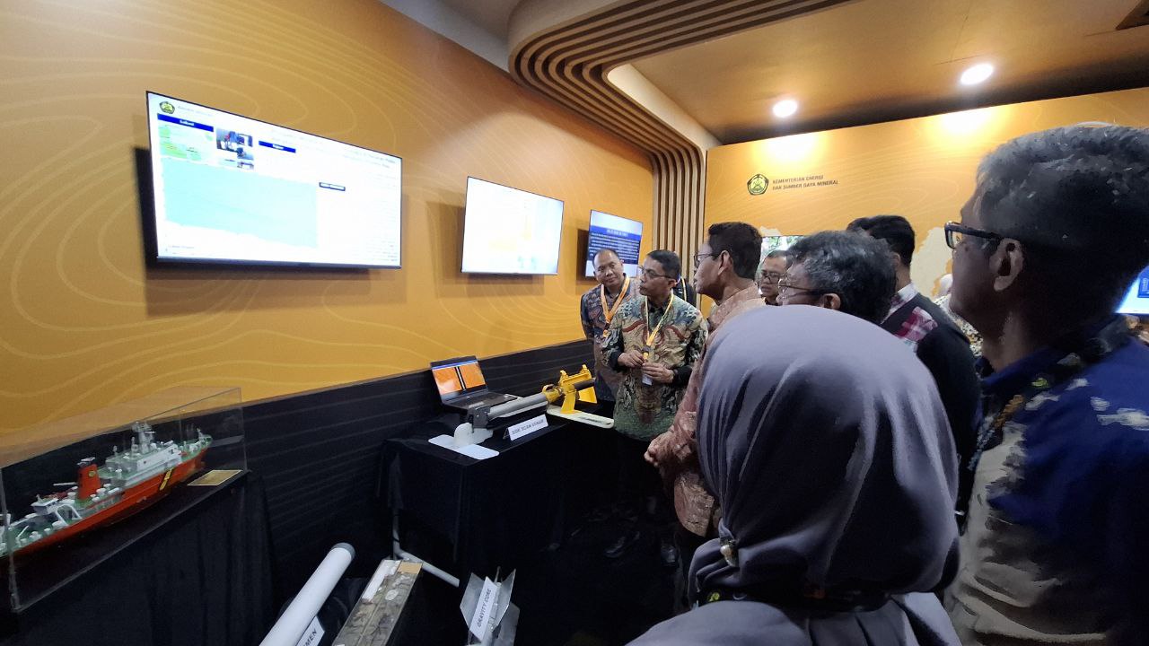 Wakil Menteri ESDM, Yuliot Tanjung, mengunjungi Booth BBSPGL saat Kolokium Geologi Nusantara di Auditorium Badan Geologi